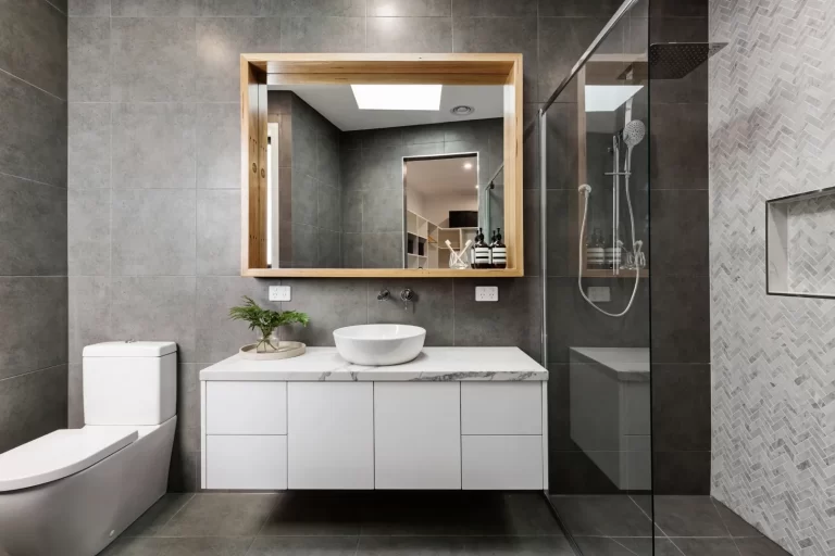 bano elegante con muebles personalizados por omah
