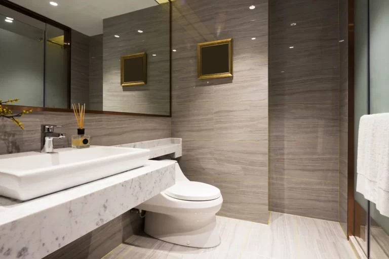 bano moderno con lavamanos con piedra exotica por omah studio